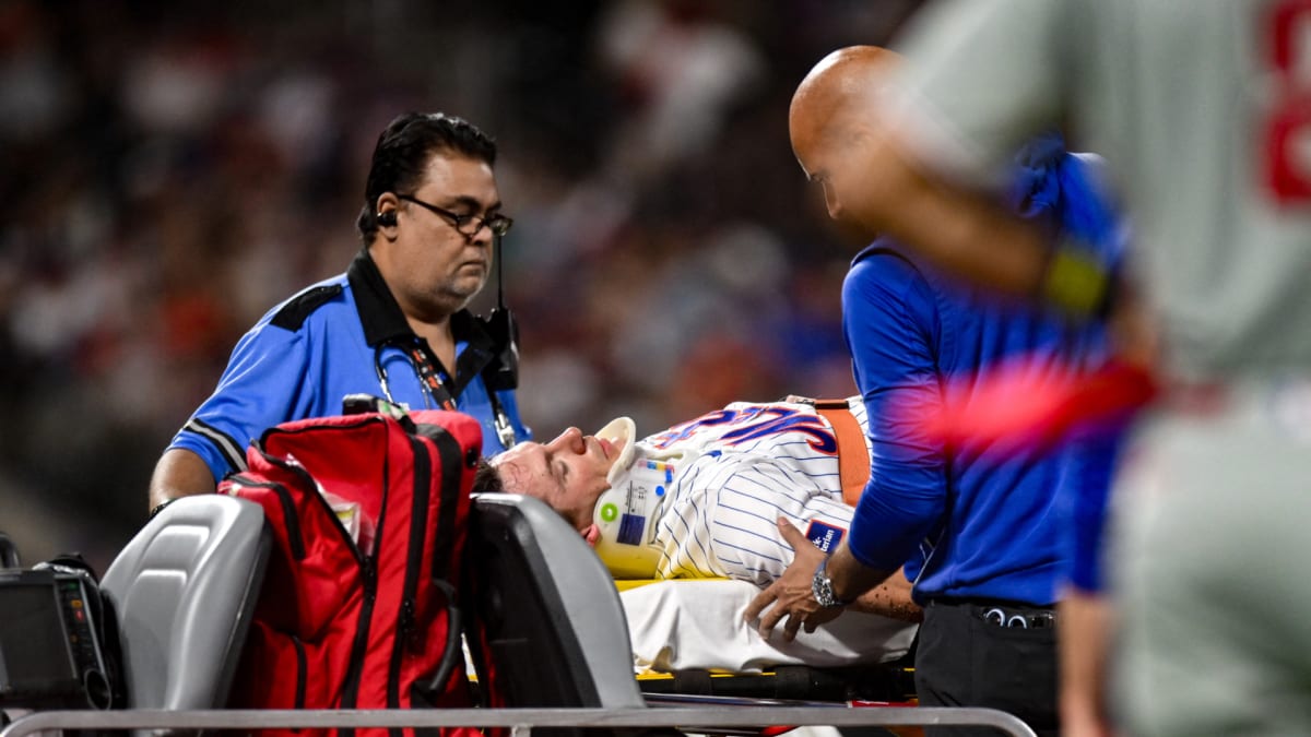 Jared Young transportat pe targă după coliziunea cu pitcher‑ul Nolan McLean la Citi Field